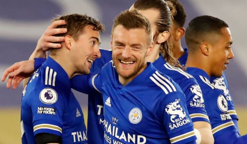 Leicester tao khoang cach 4 diem voi Chelsea hinh anh