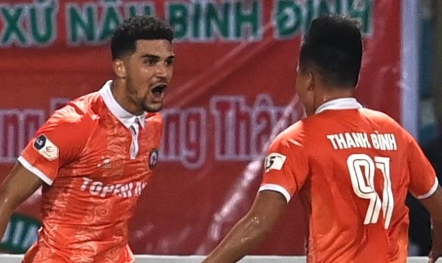 CLB Ha Noi 0-1 Binh Dinh: Cuu cau thu U16 Barca toa sang hinh anh