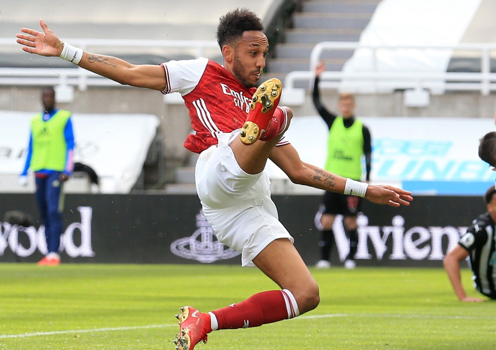 Aubameyang ghi ban sau 2 thang tit ngoi hinh anh