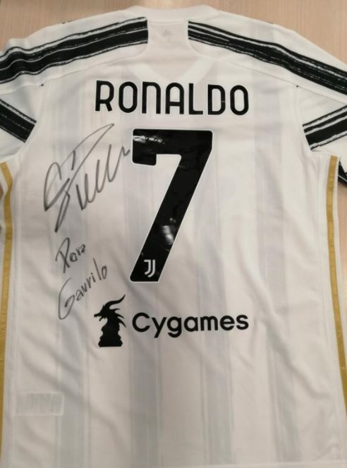 Ronaldo giup do cau be mac benh hiem ngheo anh 1