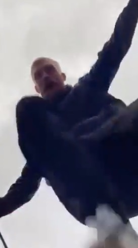 Tien dao Premier League hanh hung CDV anh 1