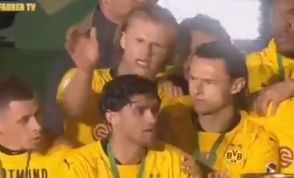 Haaland dap tay vao dau dong doi trong le an mung vo dich hinh anh