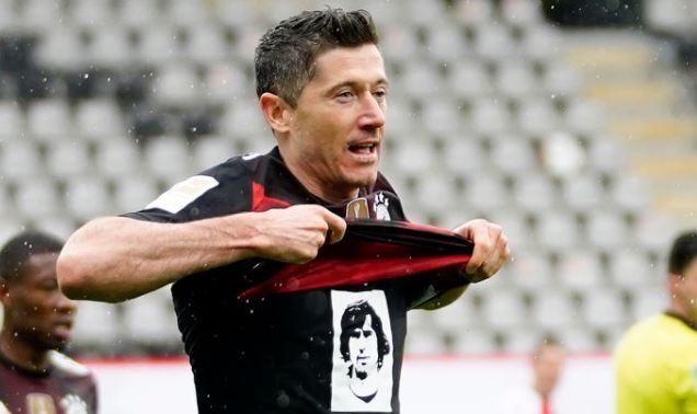 Lewandowski duoc dong doi xep hang chuc mung trong ngay lap ky luc hinh anh