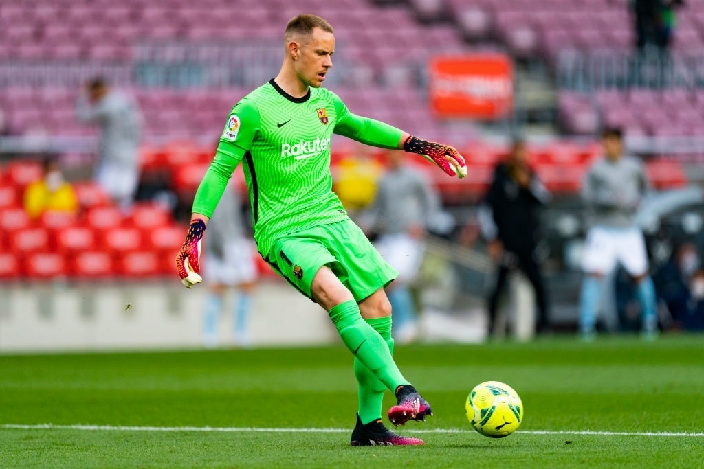 Doi hinh Barca mua toi voi 4 tan binh mien phi anh 2