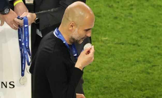 Pep Guardiola hon huy chuong ve nhi o Champions League hinh anh