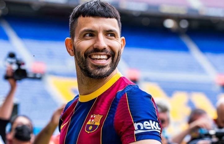 Aguero tang dong ho, xe cho nhan vien Man City hinh anh