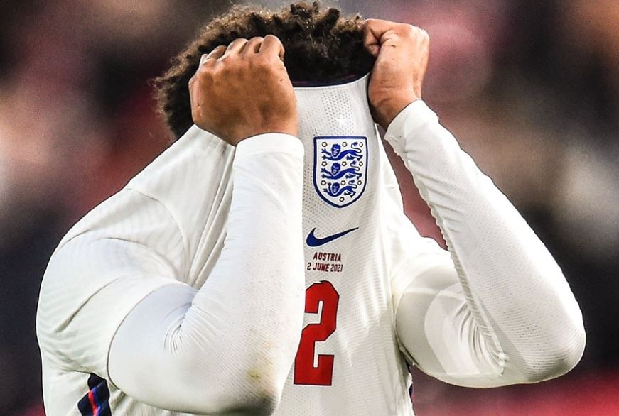 Alexander-Arnold dinh chan thuong trong tran thang tuyen Ao hinh anh