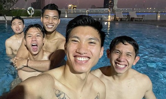 Van Hau cung dong doi thu gian o be boi hinh anh