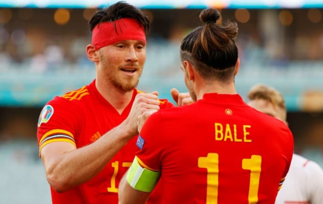 Tien dao cao gan 2 m giai cuu tuyen xu Wales hinh anh