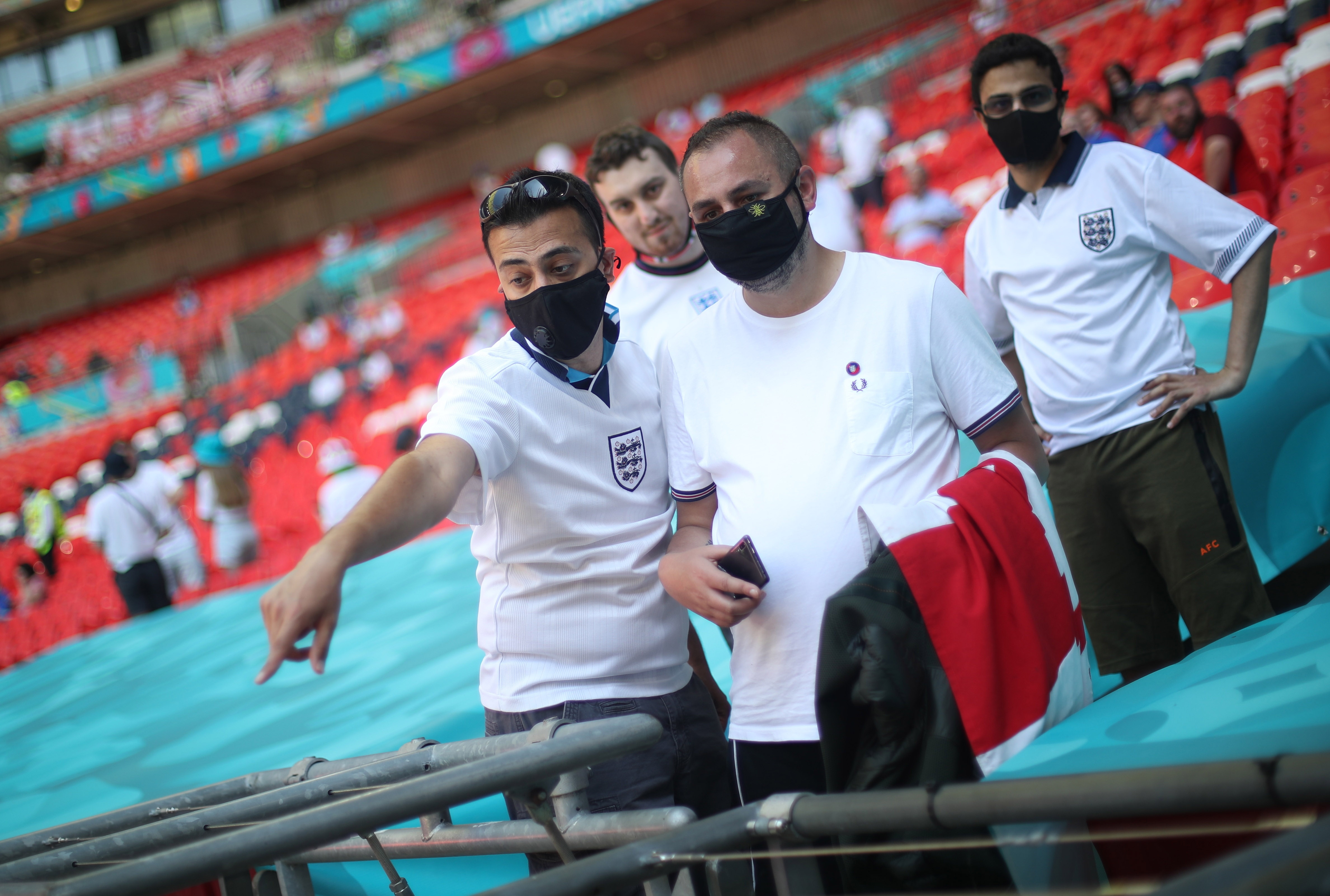 CDV nguy kich khi nga tu khan dai SVD Wembley hinh anh