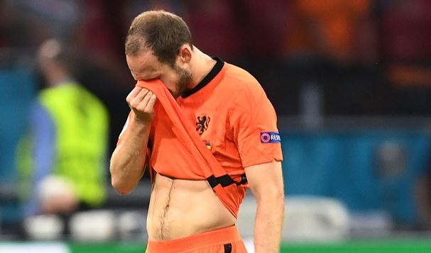 Daley Blind khoc khi roi san som hinh anh