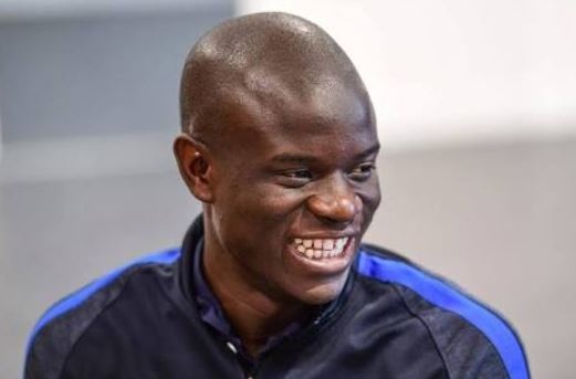 'Kante bi dung xe nhung van chup hinh voi fan' hinh anh