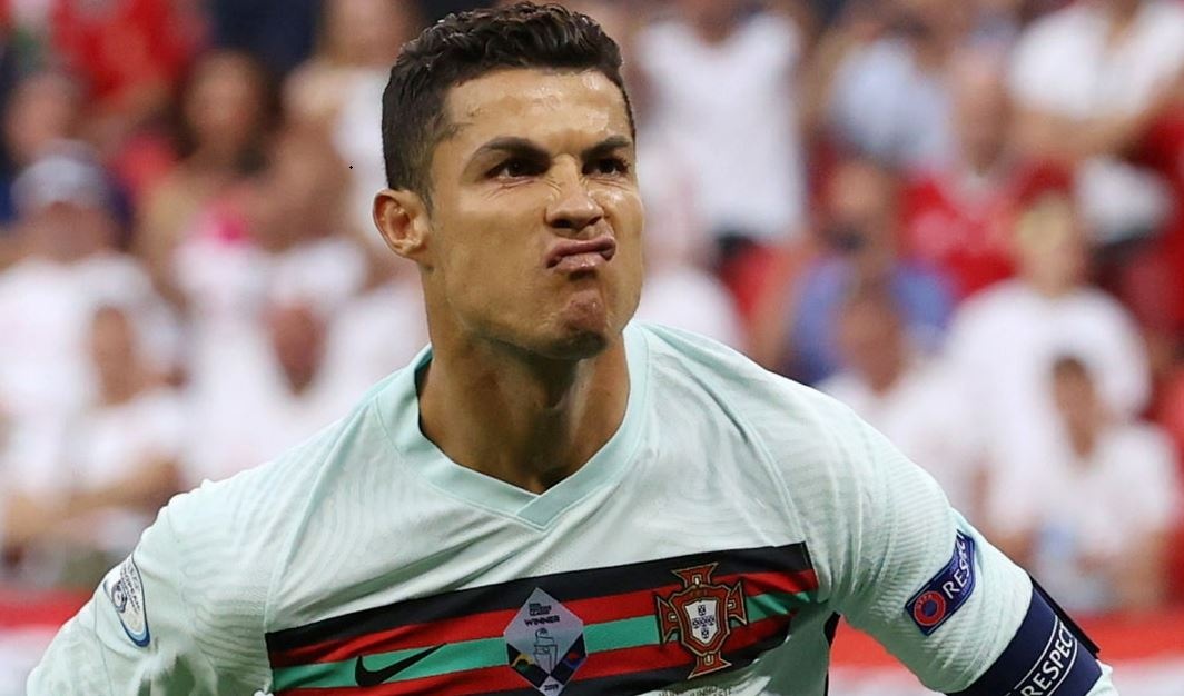 Ronaldo tao 3 ky luc trong tran ra quan Euro hinh anh