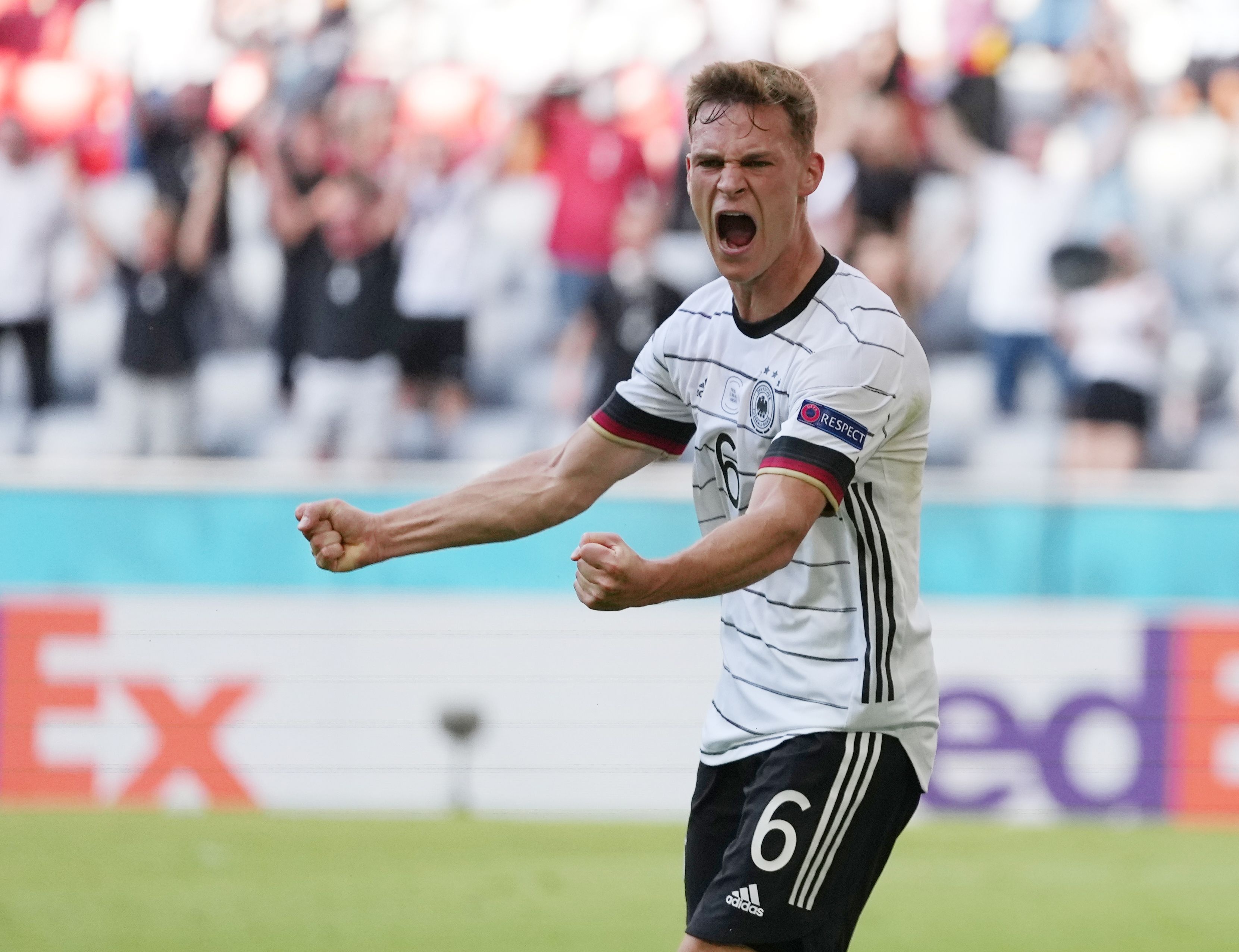 Tuyen Duc chay tron cai chet sau tran thang Bo Dao Nha hinh anh