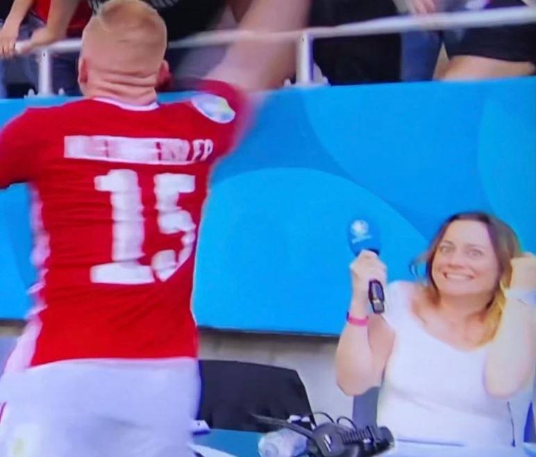 Cau thu Hungary pha ban cua phong vien anh 1