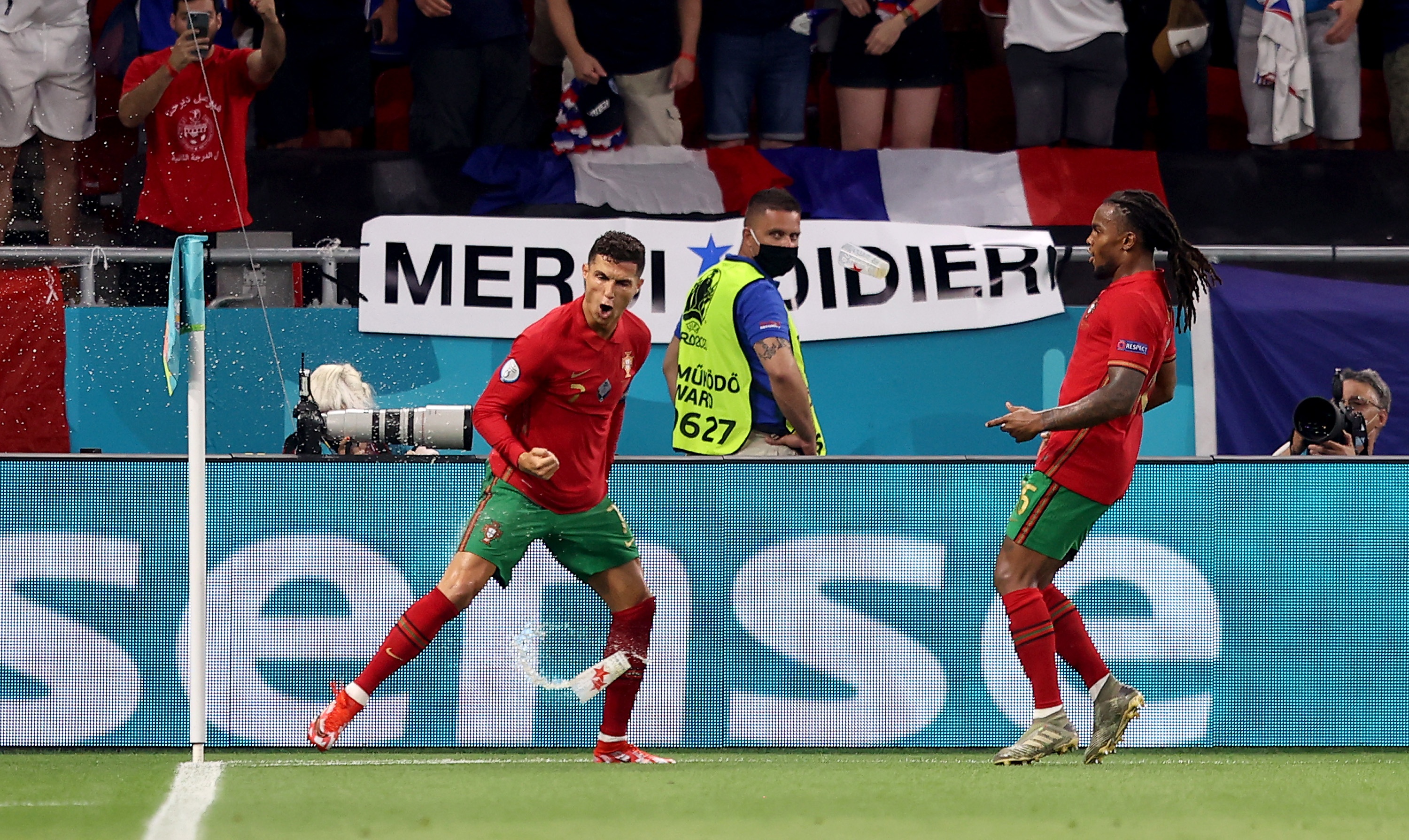 CDV nem chai Coca-cola khi Ronaldo an mung anh 3