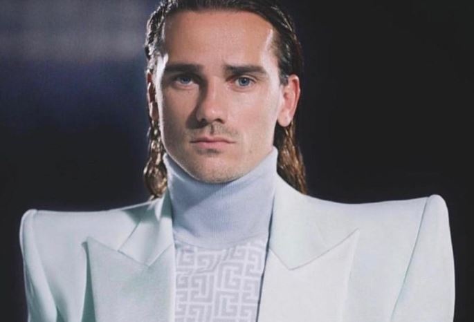 Evra vi trang phuc cua Griezmann voi may Play Station hinh anh