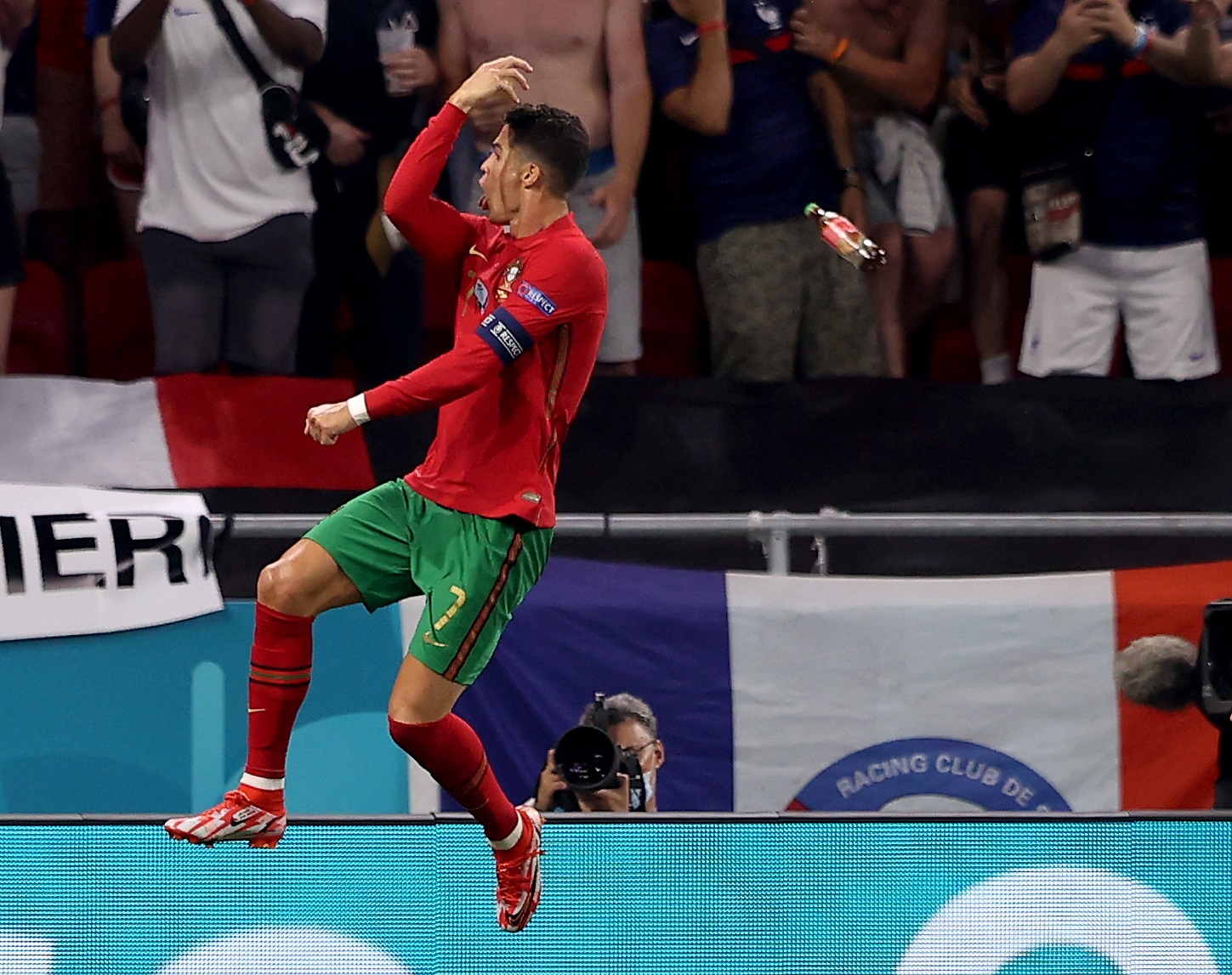 CDV nem chai Coca-cola khi Ronaldo an mung anh 2