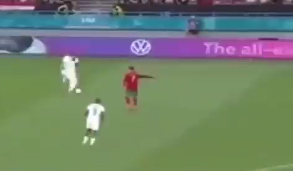 Ronaldo chi huong chuyen cho Benzema anh 1