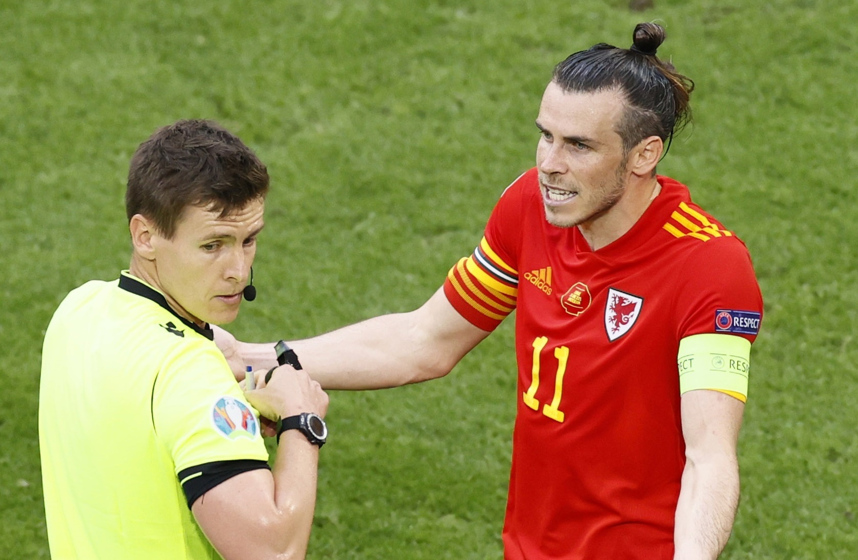 Bale vang tuc khi trong tai tham khao VAR hinh anh