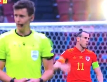 Bale vang tuc khi trong tai tham khao VAR anh 1