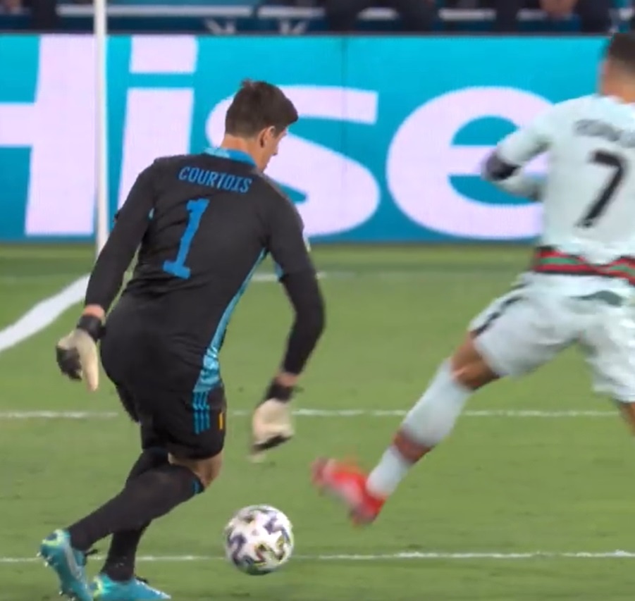 Courtois tu tin re bong qua Ronaldo anh 1