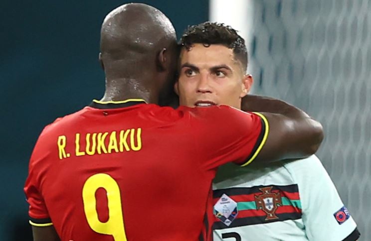 Dan sao tuyen Bi thay nhau an ui Ronaldo hinh anh