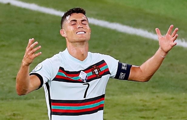 Ronaldo tuc gian nem bang doi truong hinh anh