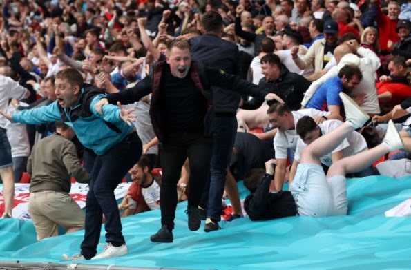 CDV Anh lan lon tren khan dai trong tran thang tuyen Duc hinh anh