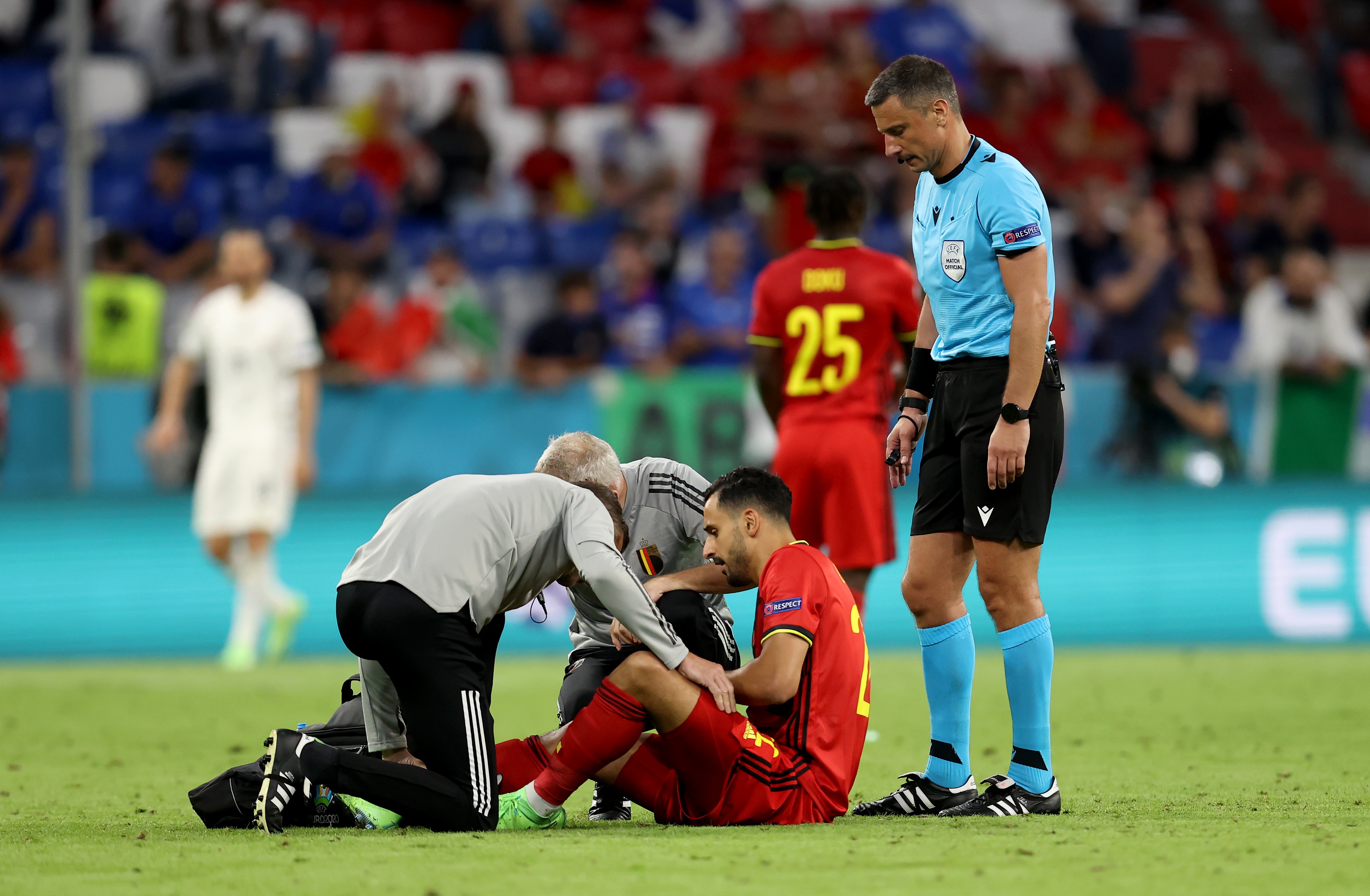 Tien ve tuyen Bi roi san o phut 73 sau 3 lan cham bong anh 1