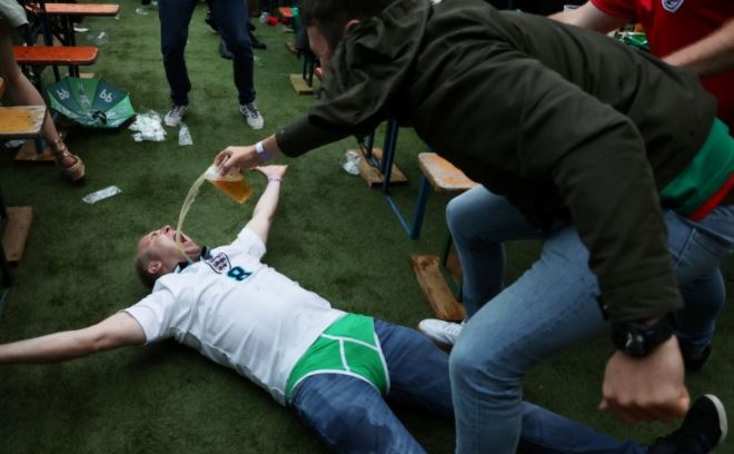 CDV vo oa hanh phuc trong ngay tuyen Anh vao ban ket Euro hinh anh