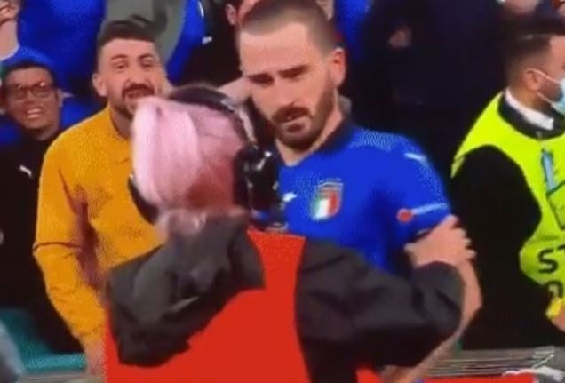 Bonucci bi nham la CDV qua khich hinh anh