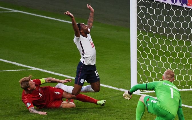 Hai khoanh khac bo lo co hoi ghi ban cua Sterling hinh anh