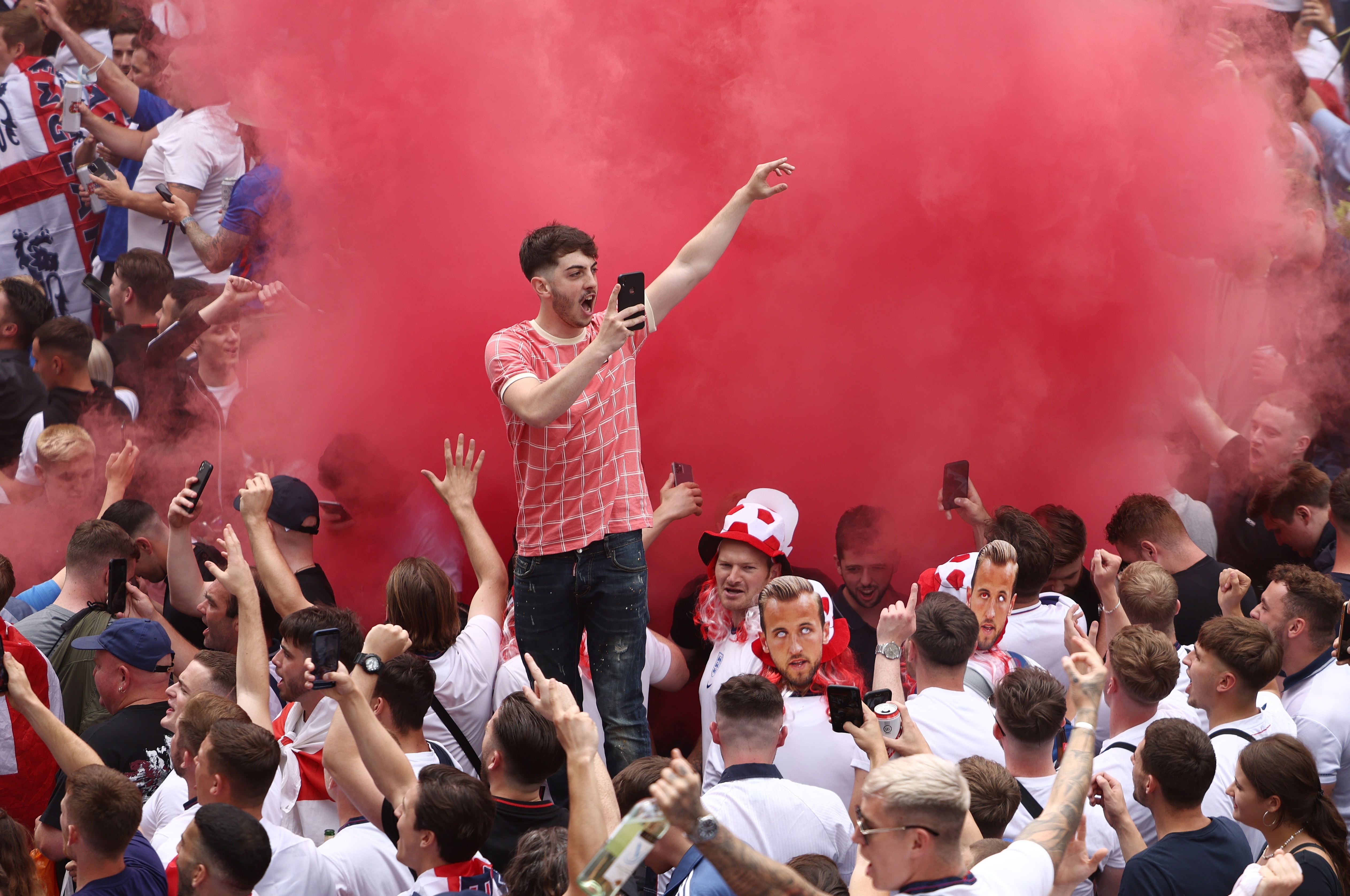 Mot so CDV Anh doi to chuc lai chung ket Euro hinh anh