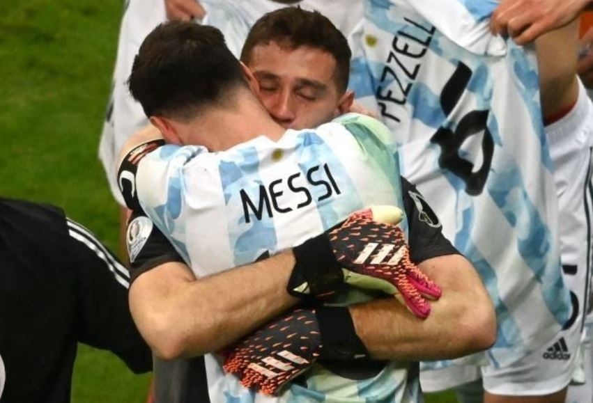 Emiliano Martinez lam nen lich su trong 1 thang anh 1