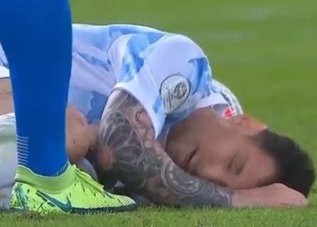 Messi cuoi sau pha nga vo hinh anh