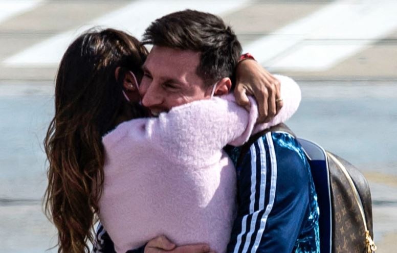 Messi om hon vo o san bay anh 1