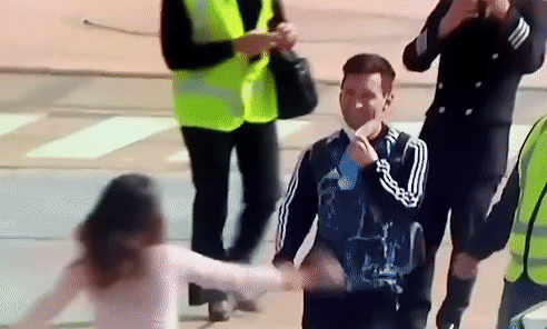 Messi om hon vo o san bay hinh anh