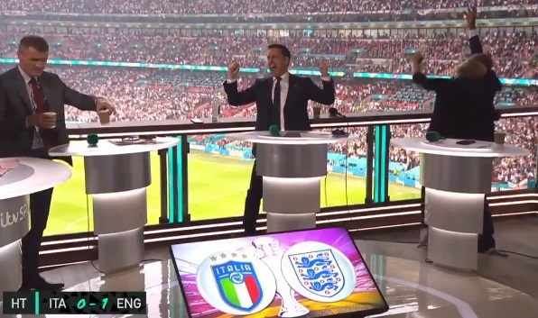 Phan ung trai nguoc cua Roy Keane va Neville anh 1