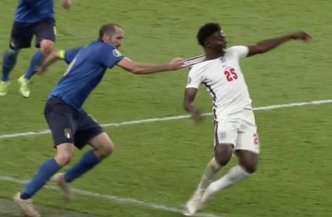 Pha pham loi lo lieu cua Chiellini hinh anh