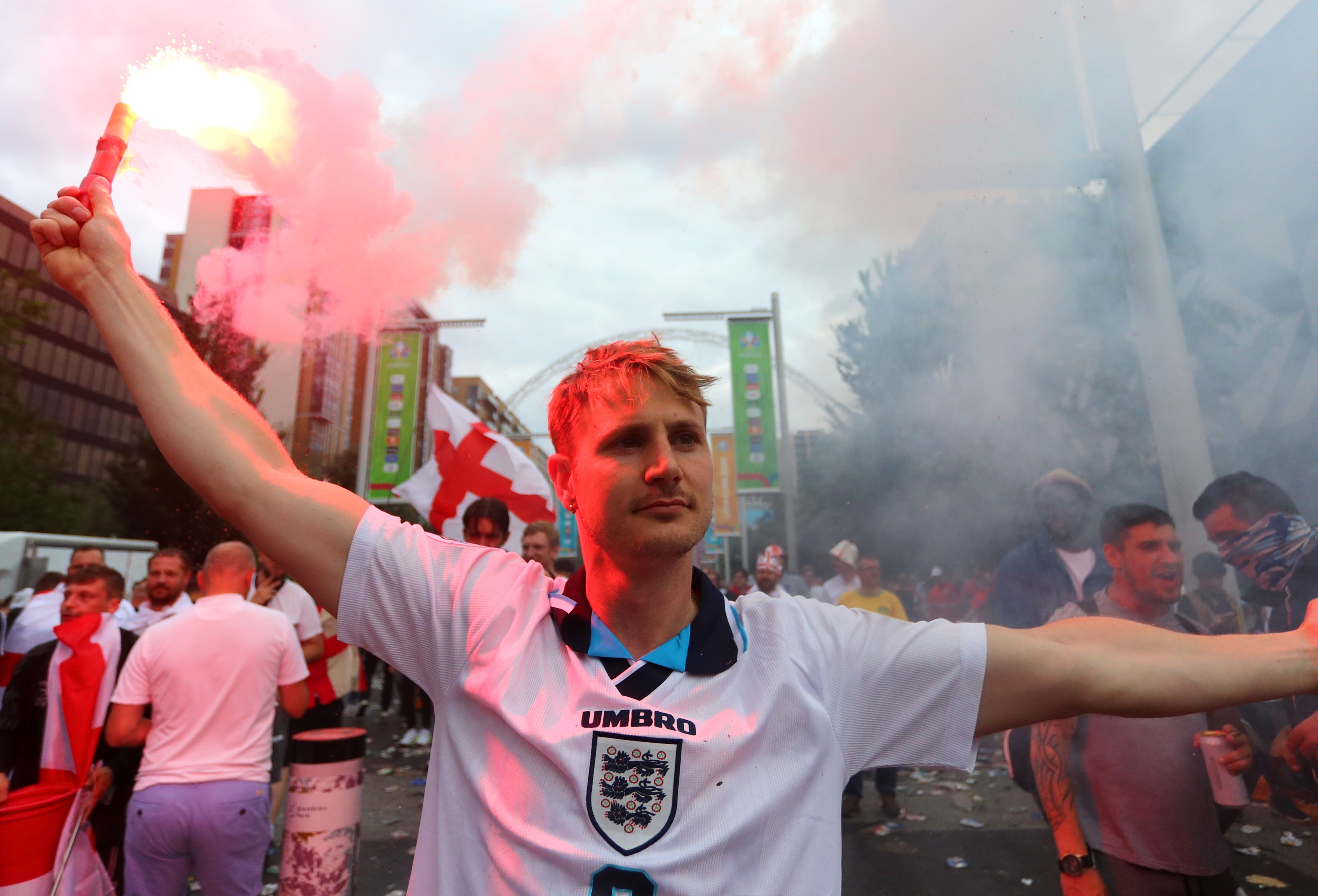 UEFA phat FA vi 4 loi moi hinh anh