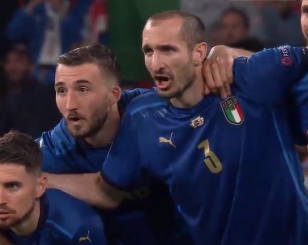 Hanh dong la cua Chiellini khi Saka da luan luu anh 1