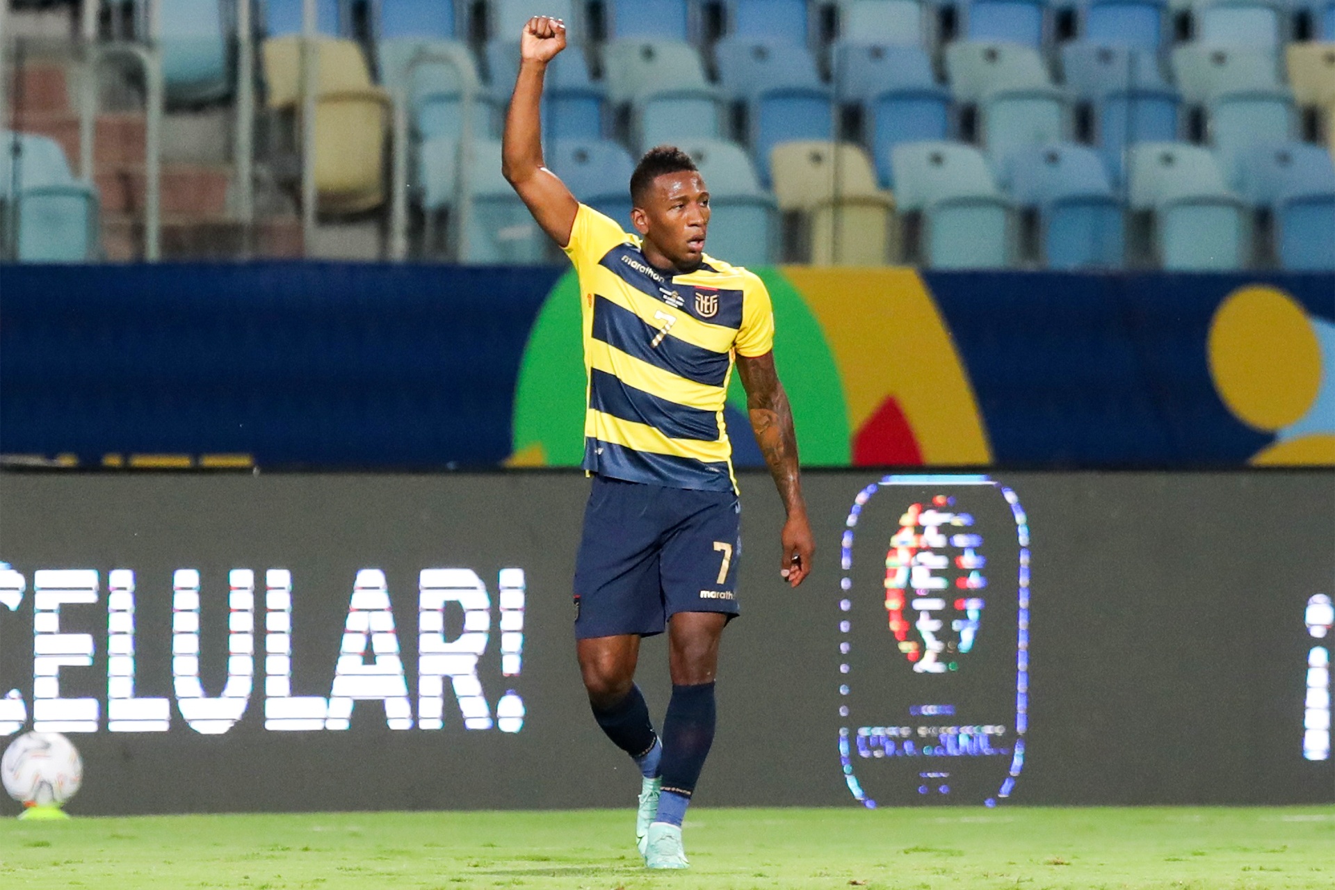 Messi noi bat o doi hinh hay nhat Copa America anh 11