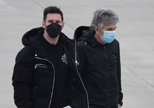 Messi lo lang khi san bay bi doa danh bom hinh anh