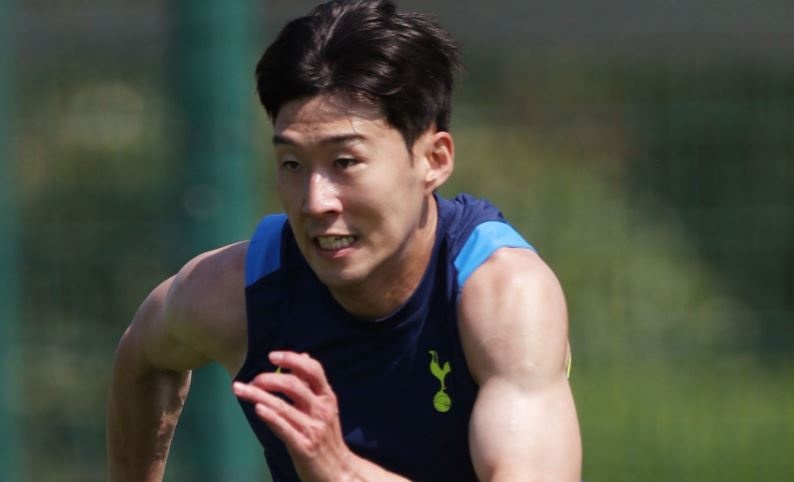 Son Heung-min tro lai tap luyen cung dong doi hinh anh