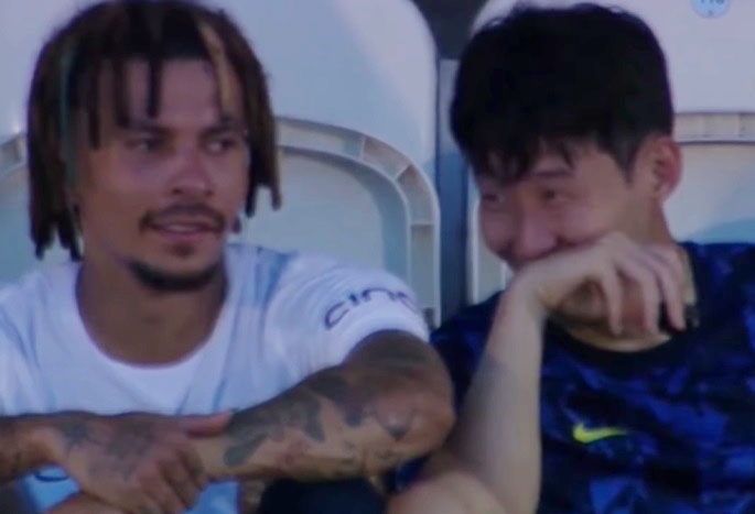 Son Heung-min bat cuoi khi dong doi sut len khan dai hinh anh