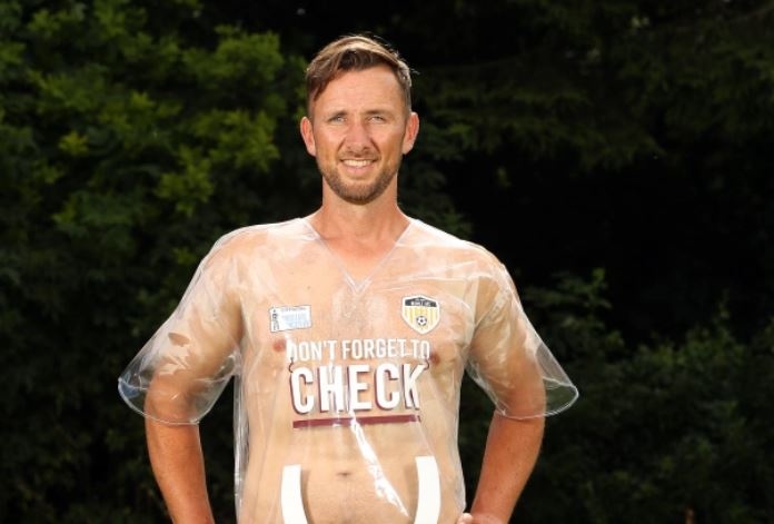 CLB Anh ra mat ao dau trong suot anh 1