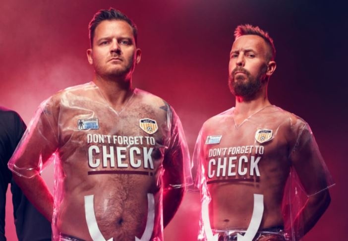 CLB Anh ra mat trang phuc thi dau trong suot hinh anh