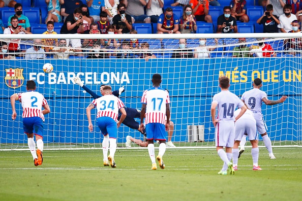 Depay ghi ban trong tran ra mat Barca anh 3