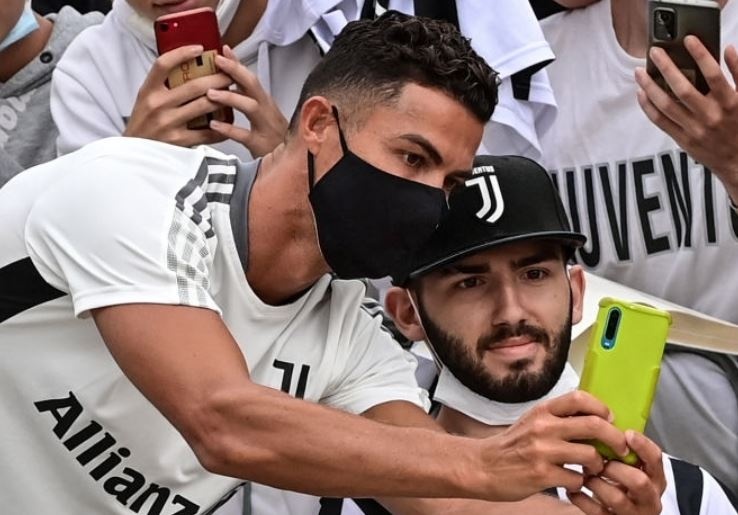 Hanh dong dep cua Ronaldo khi tro lai Juventus hinh anh